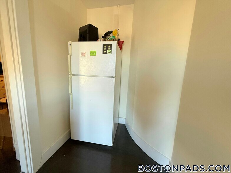 Building Photo - 452 Park Dr