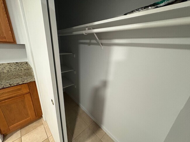 Building Photo - Rent Today! Available Charming 2 Bed 1 Bath in North Highlands Area!