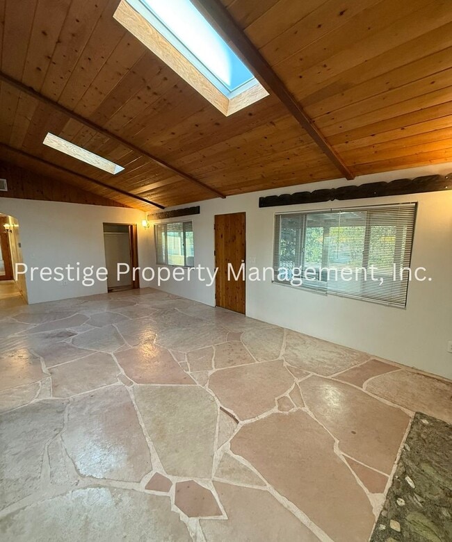 Building Photo - 3BD 2BA Waiting for You to Call Home!!