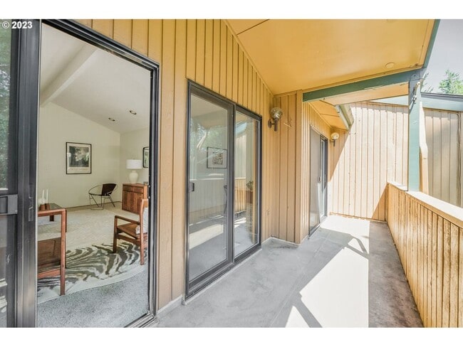 Building Photo - 2Bd/2Ba Second Floor Condo in SE with Washer & Dryer, 2 Car Dethatched Garage and a Serene Courty...