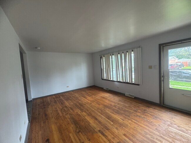 Building Photo - 27 W 155th Pl