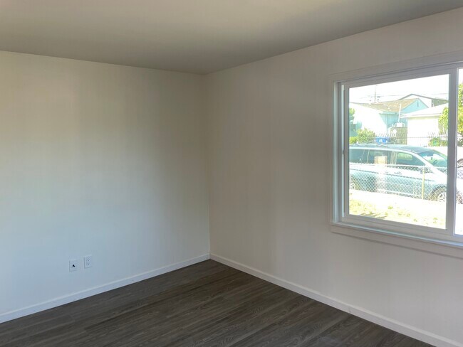 Building Photo - 724 48th St