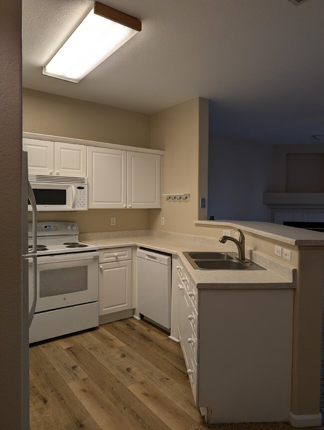 Building Photo - "Littleton 2-Bed, 2-Bath Condo Retreat wit...