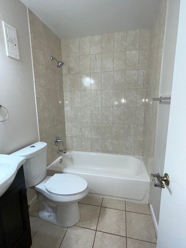 Building Photo - 3BD 2.5BA End Unit Townhome