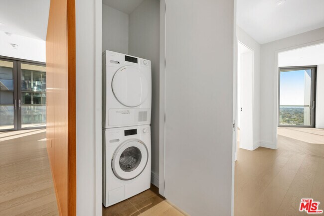 Building Photo - 211 Elm Ct