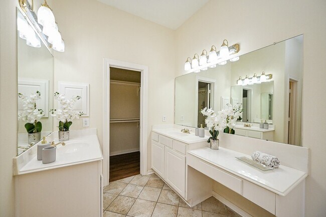 Building Photo - 1547 Lakeside Enclave Dr