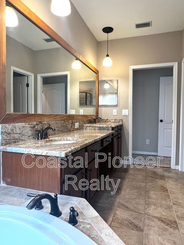 Building Photo - 9524 Greenpointe Dr