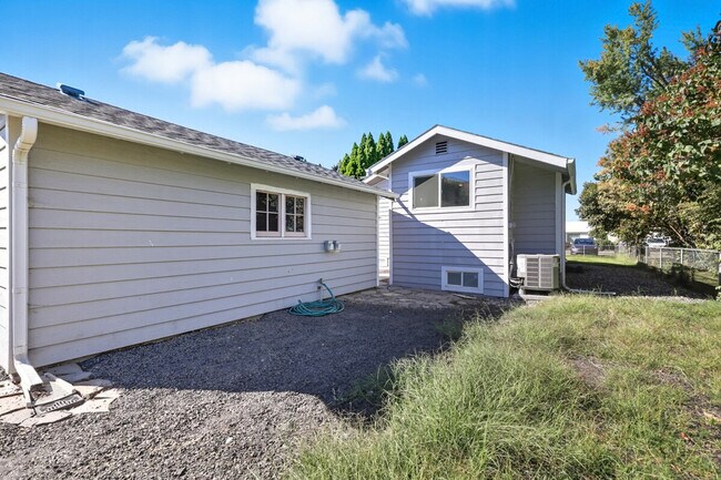 Building Photo - 1123 Prosser Ave