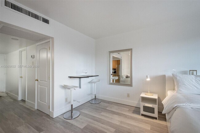 Building Photo - 100 Lincoln Rd