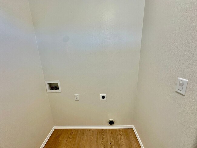 Building Photo - New on the market!