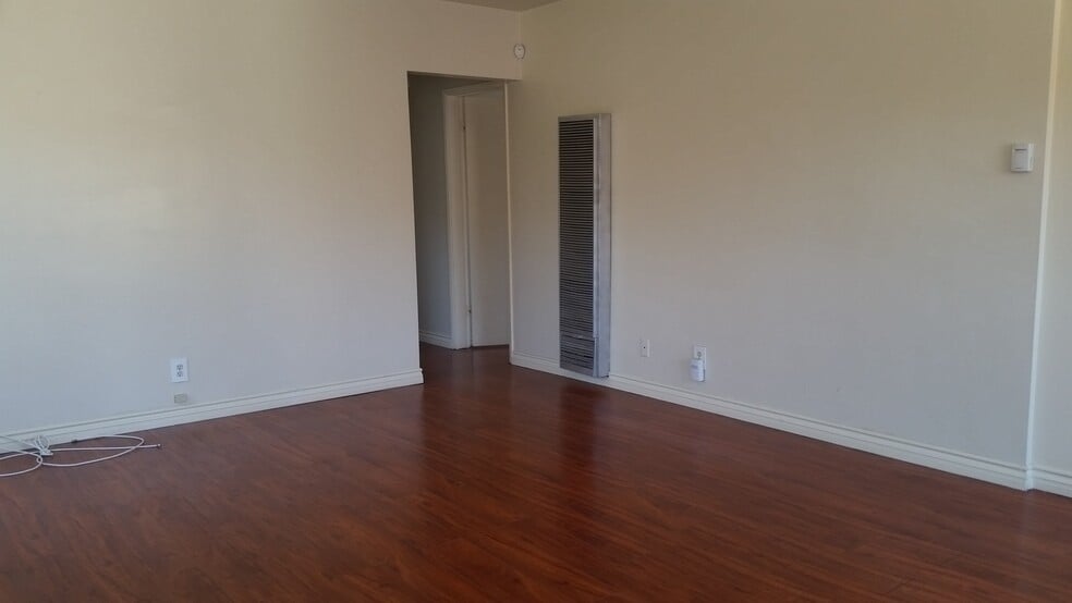 Building Photo - 15418 Larch Ave