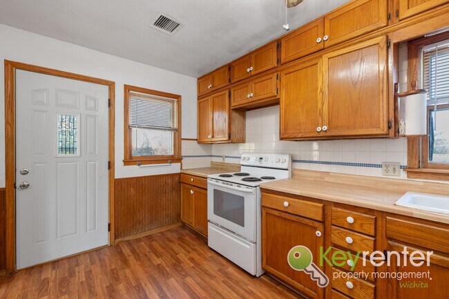 Building Photo - Cute 3 bedroom house near shopping, restaurants, and easy highway access!