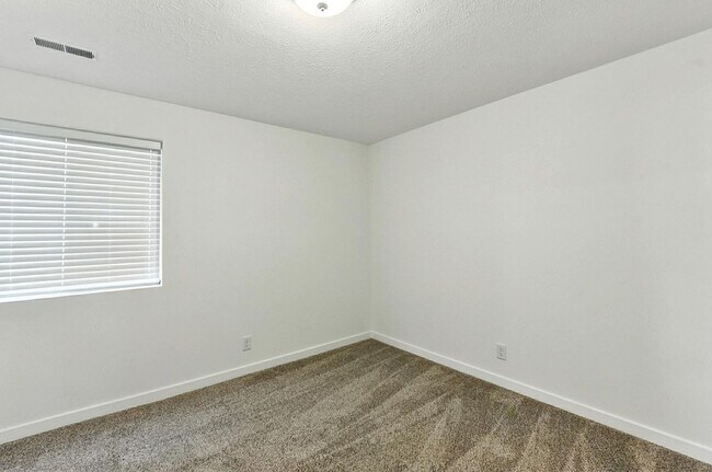 Building Photo - Near Lake Flanagan