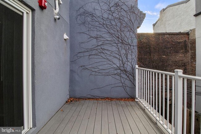 Building Photo - 418 S 15th St