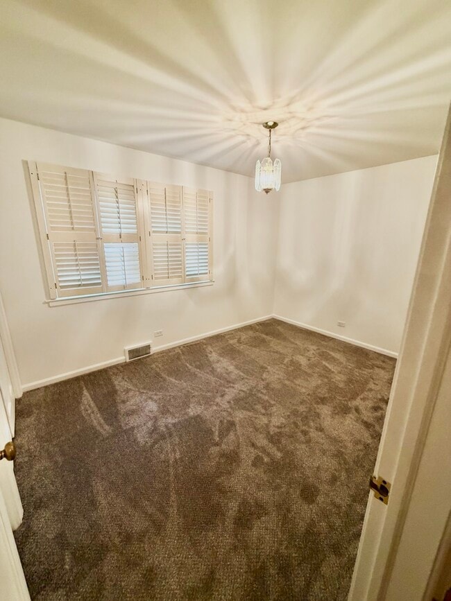 Building Photo - 26 Windsor Dr