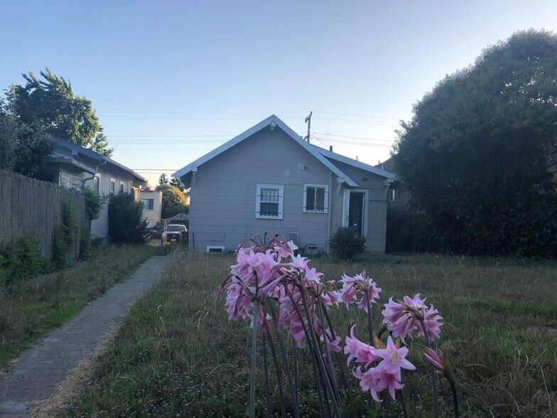Building Photo - 4056 Santa Rita St