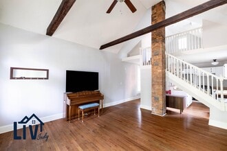 Building Photo - 1121 E 9th St