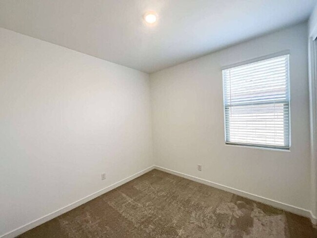 Building Photo - 3 Bedroom, 2 Bath Available NOW!