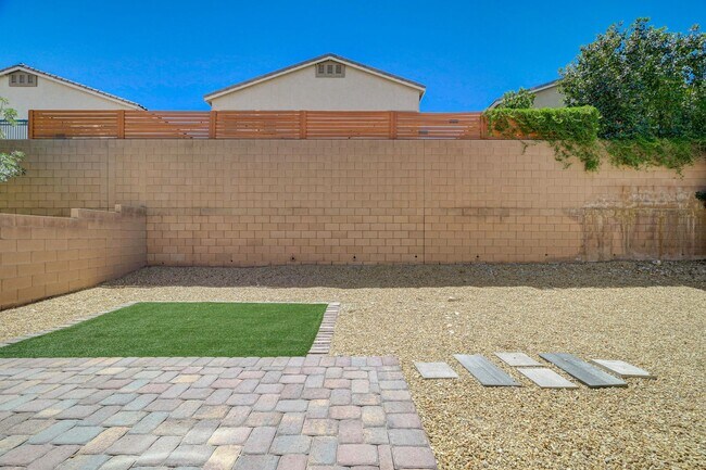 Building Photo - Beautiful DR Horton Home in Centennial Hil...
