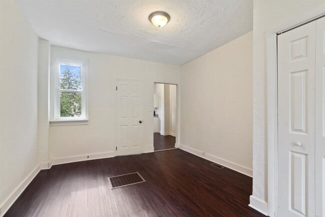 Building Photo - Spacious 5 Bedroom, 2 Bath Home in York City!