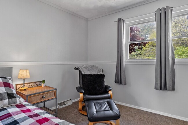 Building Photo - 10 James Dr