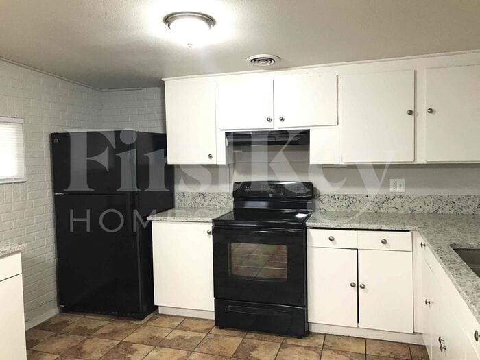 Building Photo - 4747 Everman Dr