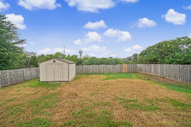 Building Photo - Spacious Live Oak Home Backing to a Greenbelt - Realtor Commission: $500