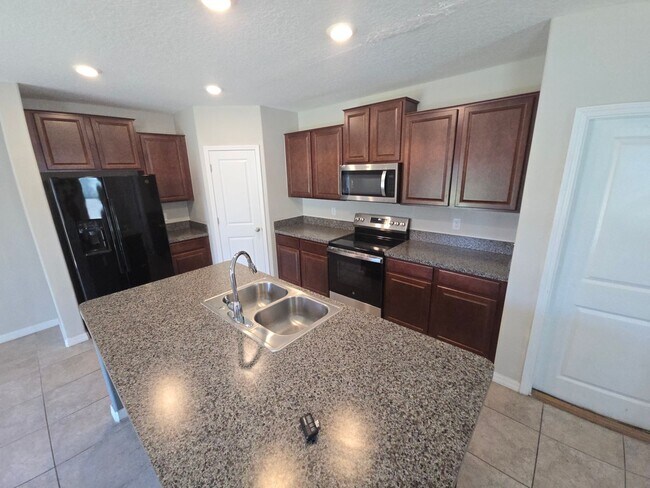 Building Photo - Gorgeous 4-Bedroom, 2.5-Bathroom Home in R...