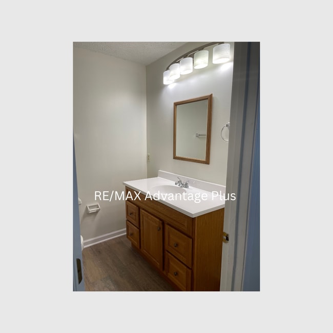 Building Photo - 1608 Redbud Cir