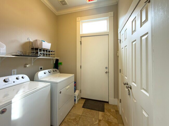 Building Photo - 1613 Summer St