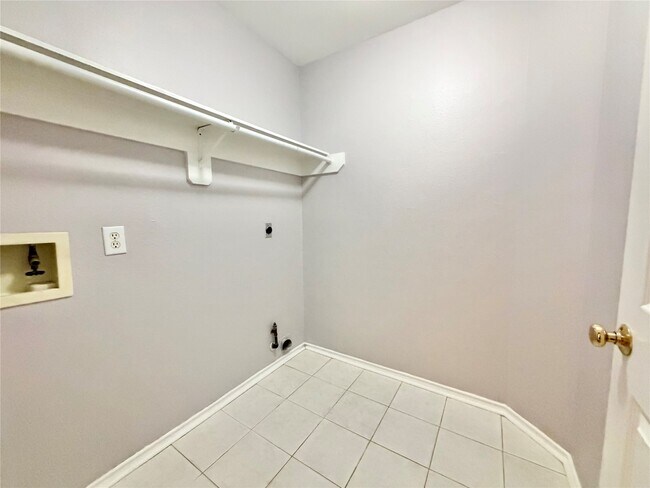 Building Photo - 4614 Forest Home Dr