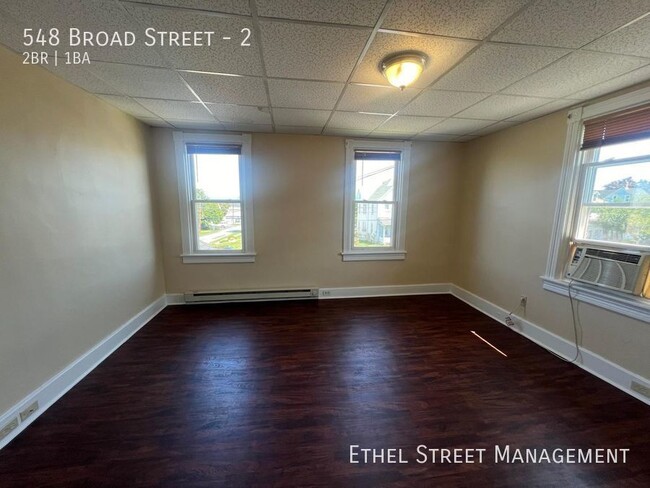 Building Photo - Newly-Updated Two Bedroom Apartment in Naz...