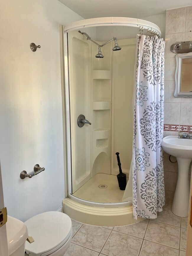 Building Photo - 427 Warren St