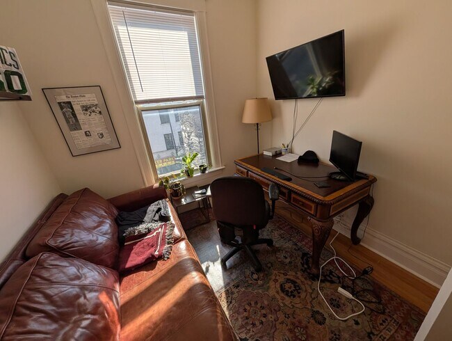 Building Photo - Spacious and renovated 3 BR in Wicker Park with great vintage touches!