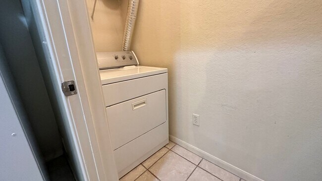 Building Photo - City Living Meets Comfort – 2BR/2BA Condo in Prime Downtown Location