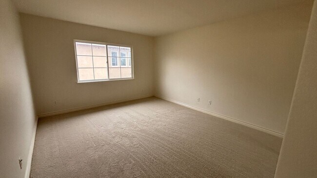 Building Photo - Large lovely home with amazing views!