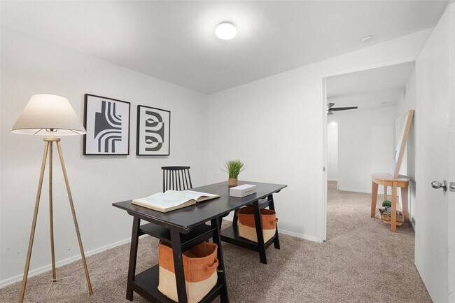 Building Photo - 9845 Dennis Dr