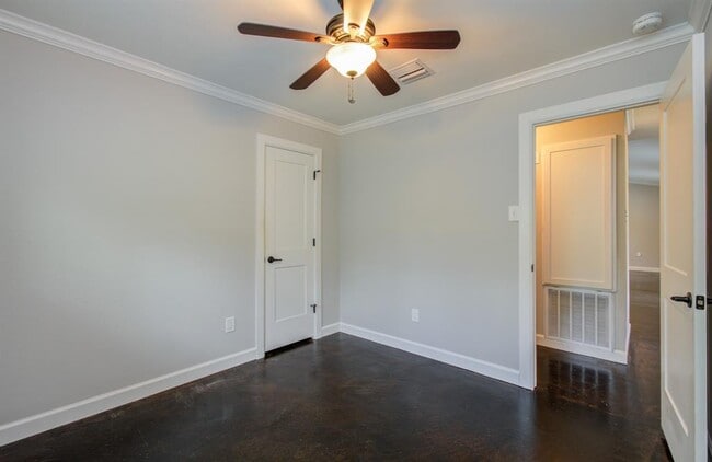 Building Photo - 9426 Charter Ridge Dr
