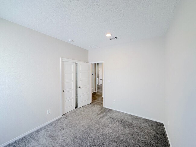 Building Photo - Modern 3 Bedroom Los Lunas Home with Refrigerated Air. Near I-25!