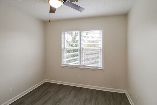 Building Photo - 3870 Paulownia Dr