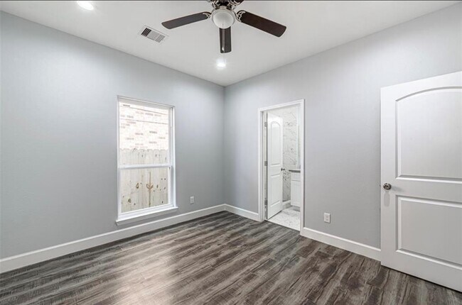 Building Photo - 8204 Moon Beam St