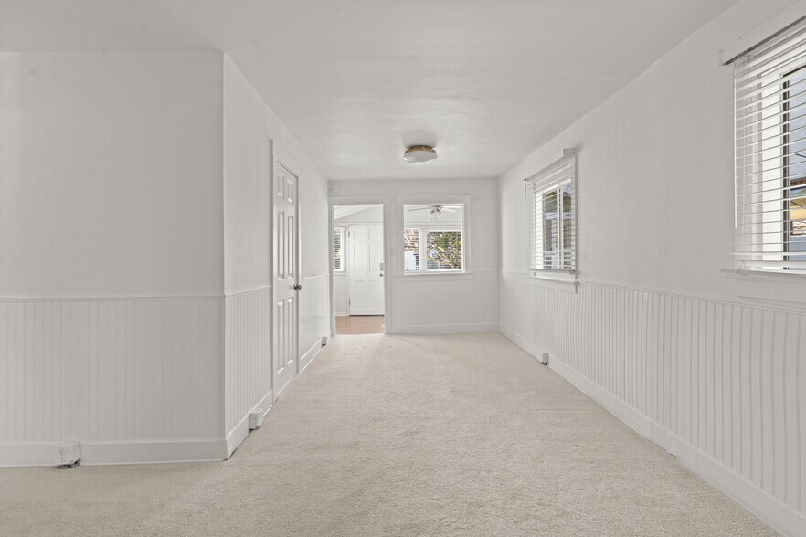 Building Photo - 439 Howland Canal