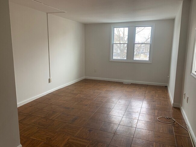 Building Photo - 110-112 S Common St