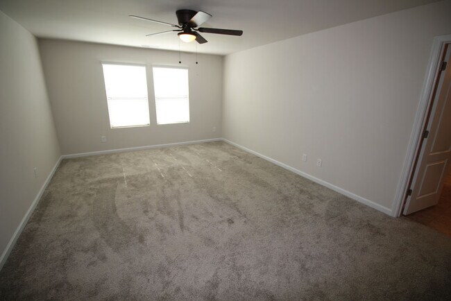 Upstairs Master suite with ceiling fan and large walk-in-closet. - 3406 Dropseed Dr