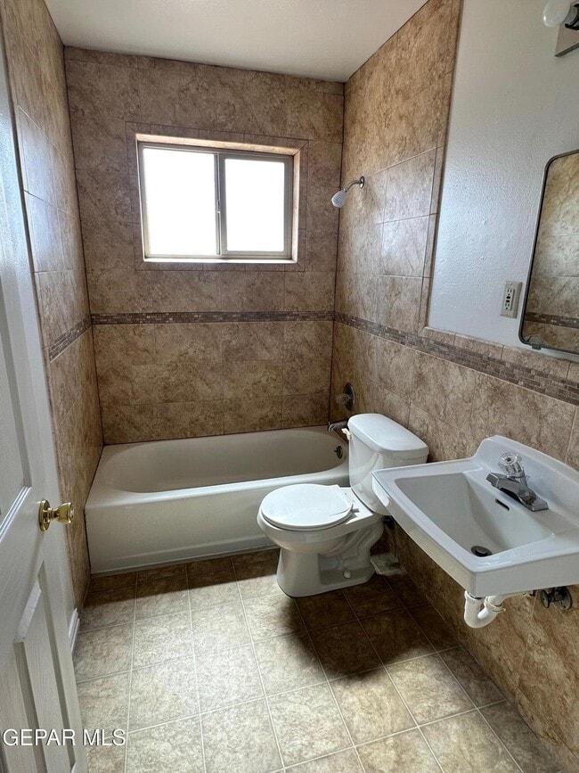 Building Photo - 5036 Louis Dr