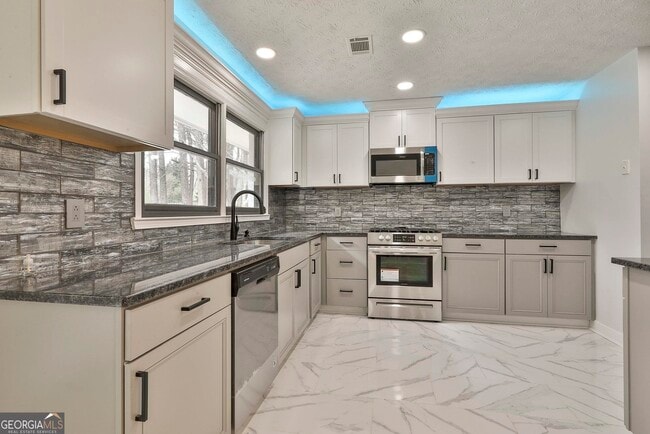 Building Photo - 558 Kenwood Rd