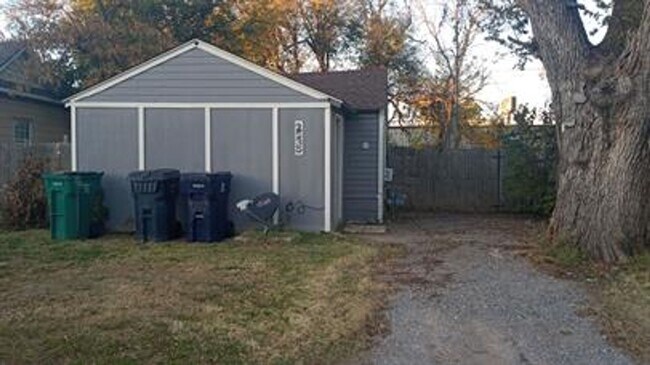 Building Photo - 2 Bed House with Large Yard