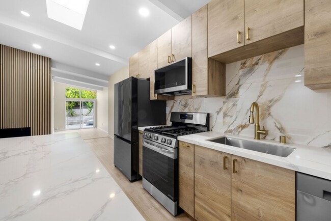 Building Photo - Beautiful 4BD/2BA on Baja!! Great backyard space with turf & fire pit!!