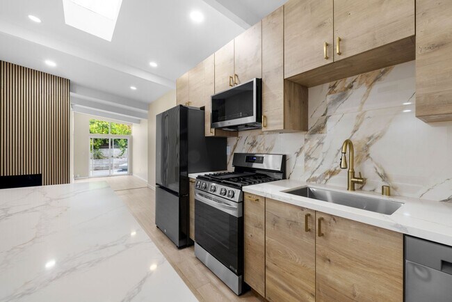 Building Photo - Beautiful 5BD/2BA on Baja!! Great backyard space with turf & fire pit!!