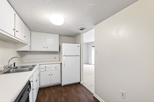 Building Photo - Charming 2BR Bolinwood Condo in Prime Chapel Hill Location!